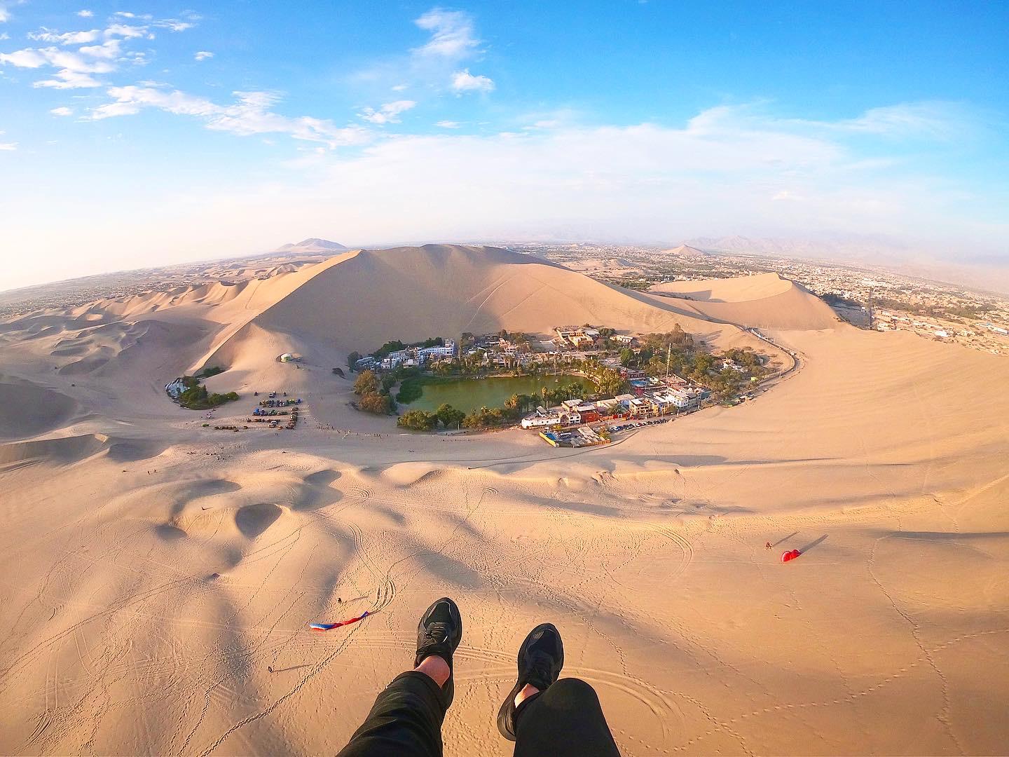 Pasajero en vuelo sobre las dunas