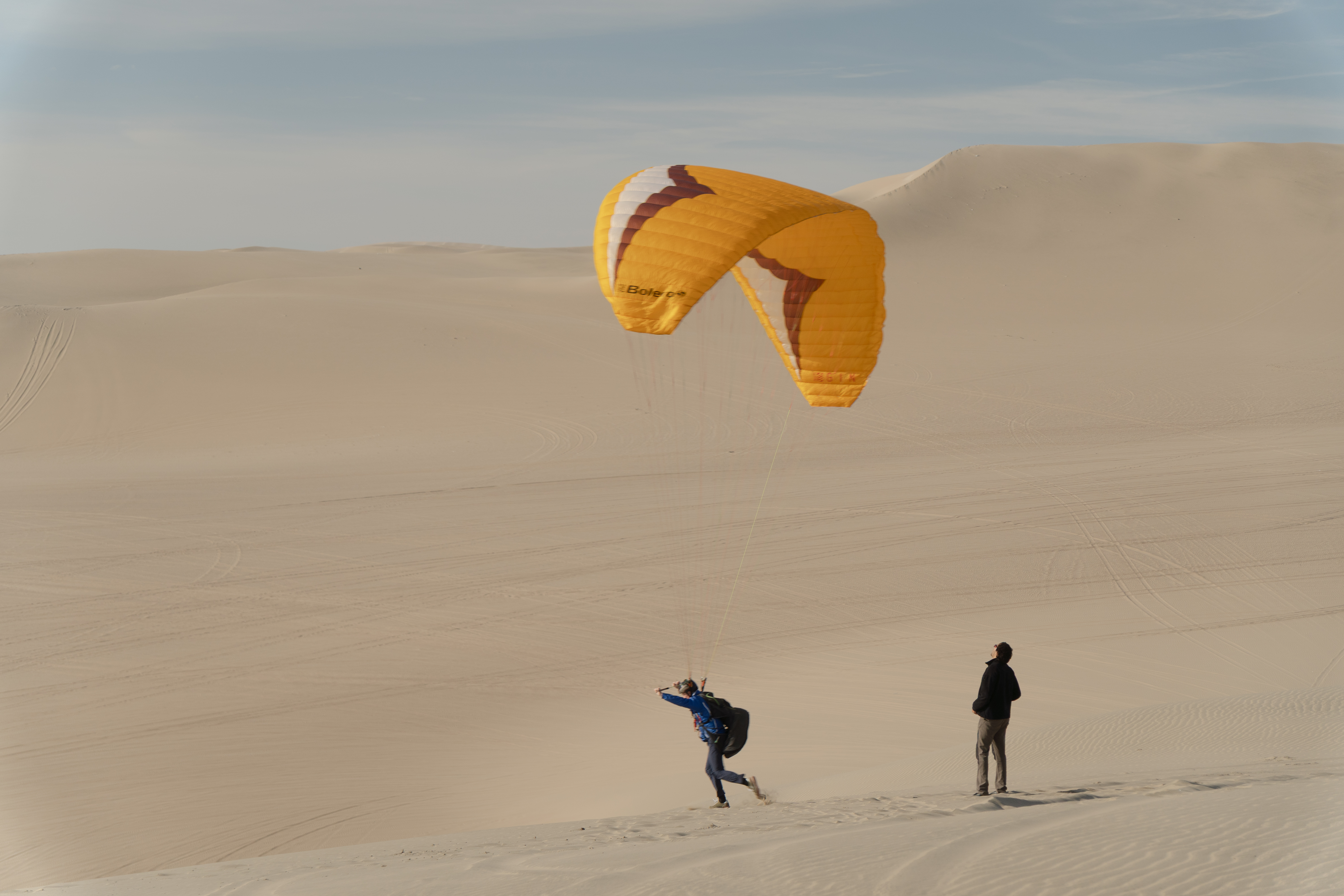 Formacion y practica de parapente en Huacachina