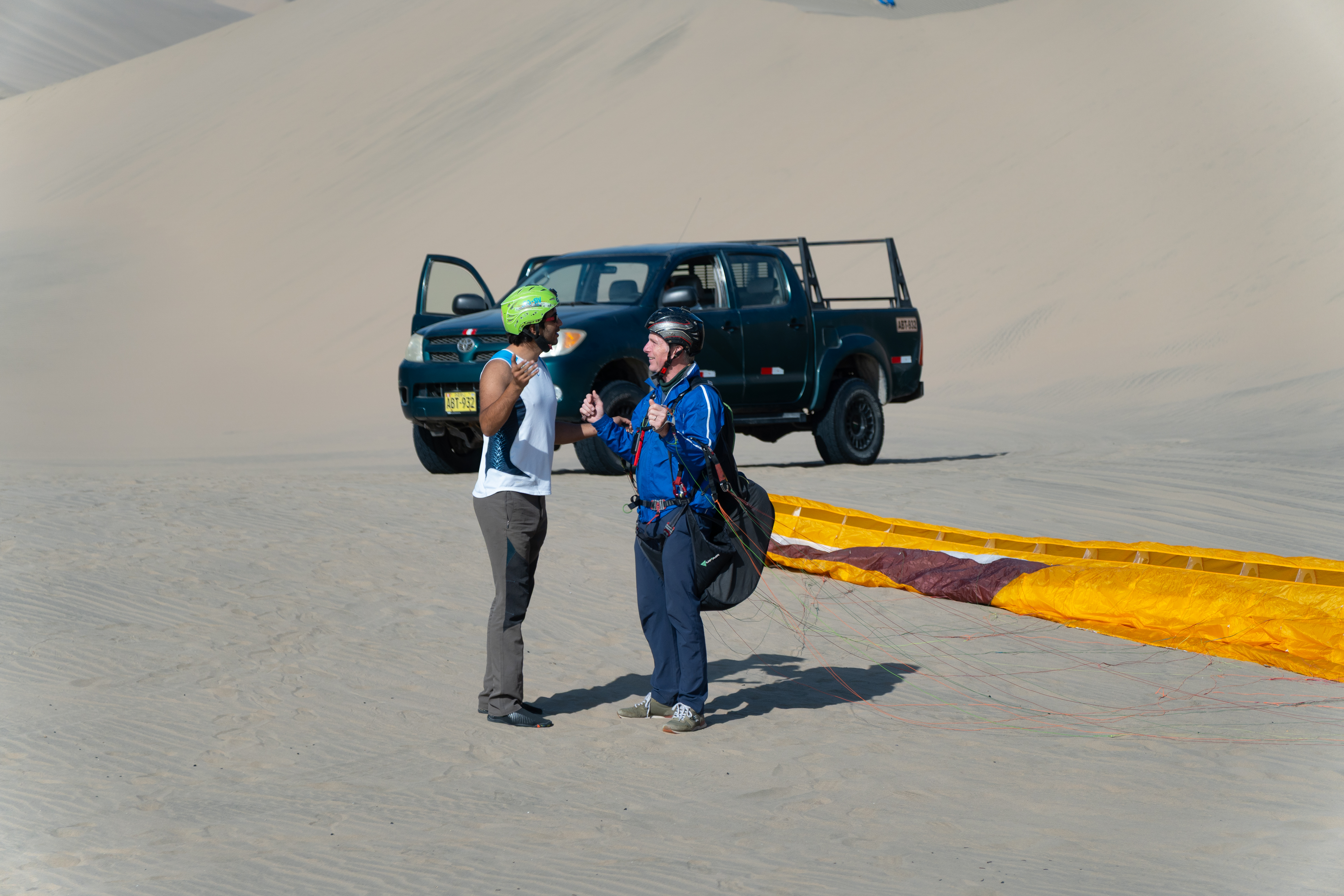 Preparacion de vuelo en parapente en Huacachina