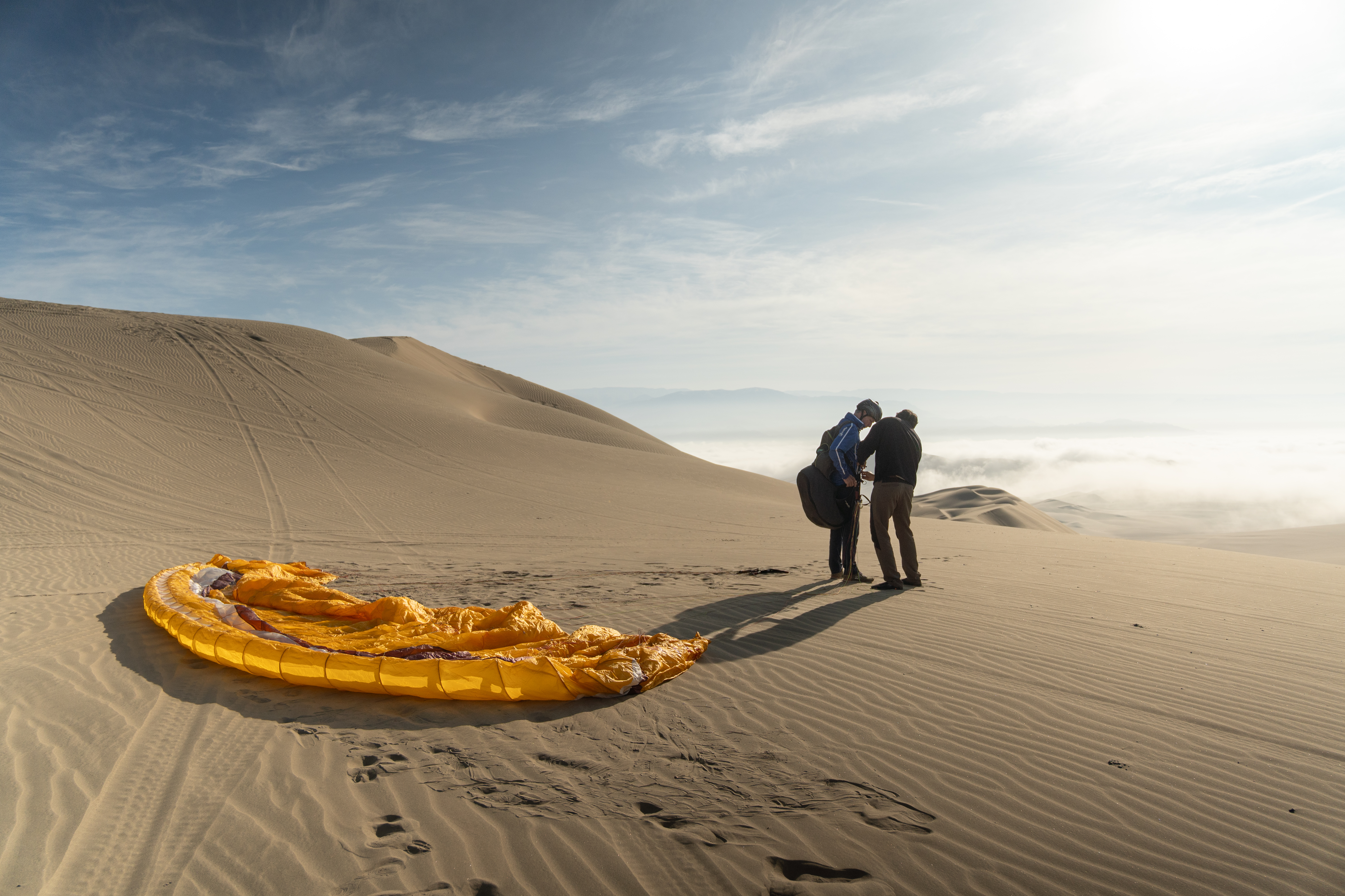 Alumno de parapente durante practicas en el desierto
