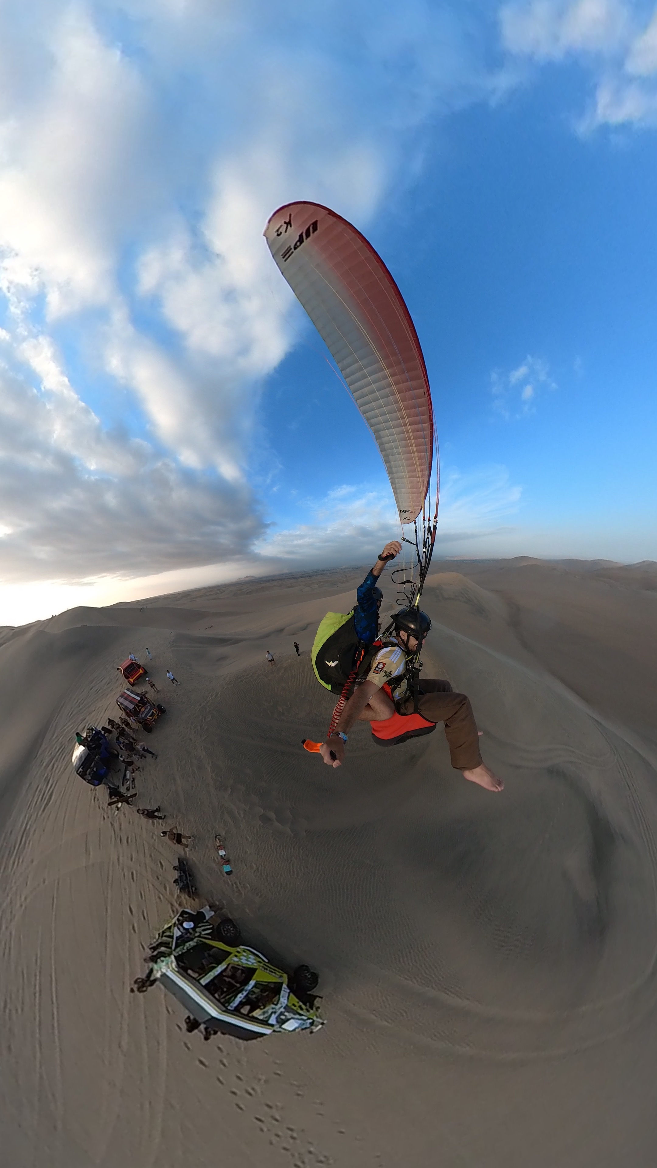 Pasajeros disfrutando del vuelo en Huacachina