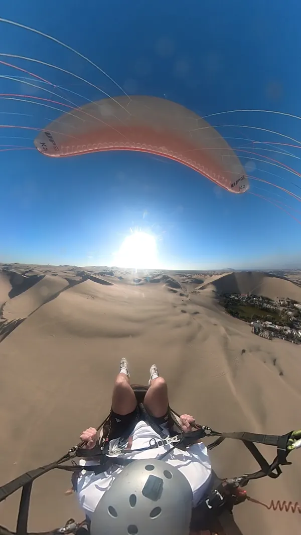 Panorámica del desierto durante el vuelo en parapente
