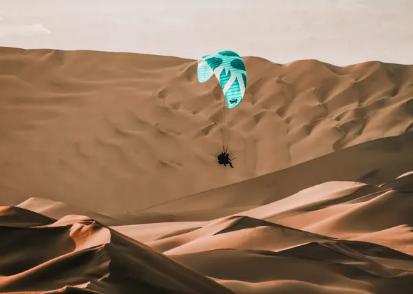 Parapente volando sobre el desierto de Ica