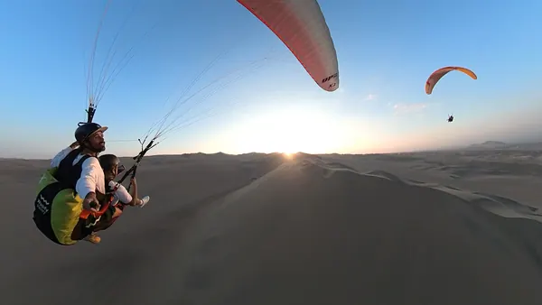 Vuelo tándem al atardecer en el desierto de Huacachina
